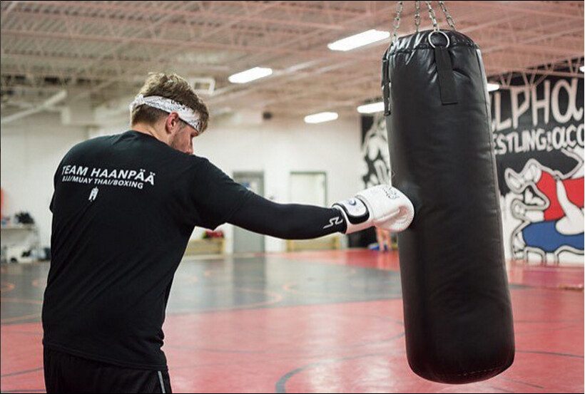 Heavy bag work in a fitness kickboxing class at Team Haanpaa